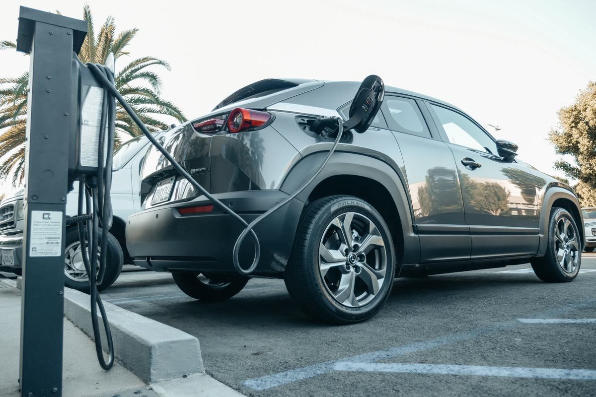 Véhicule électrique branché à une borne de recharge