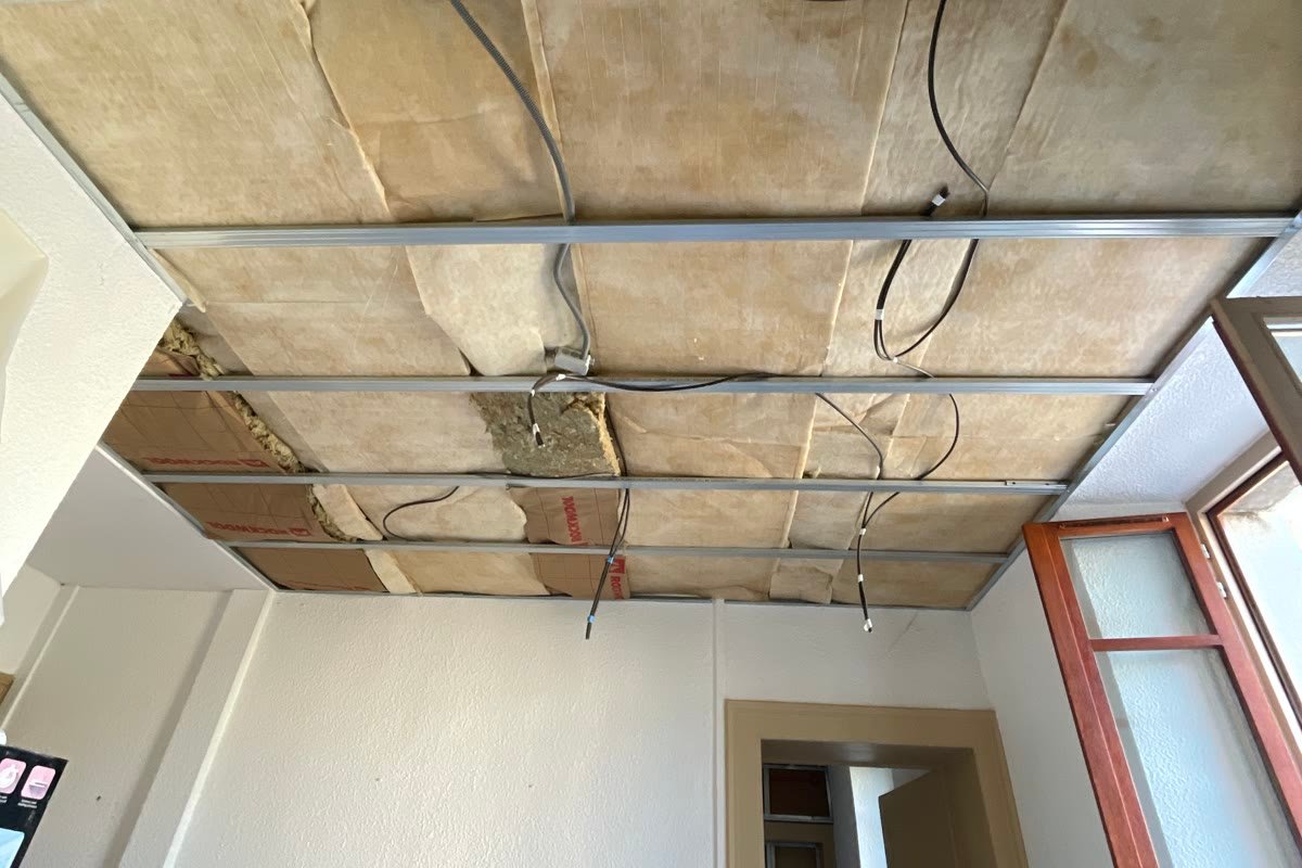 Ancien plafond et câblage d'origine, avant reprise complète de l'installation