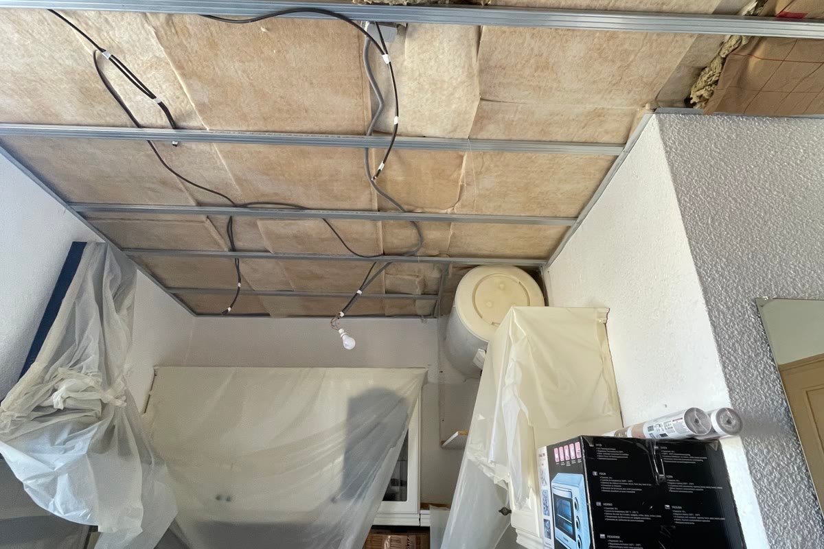 Passage des câbles dans l'ossature du faux plafond, avant fermeture