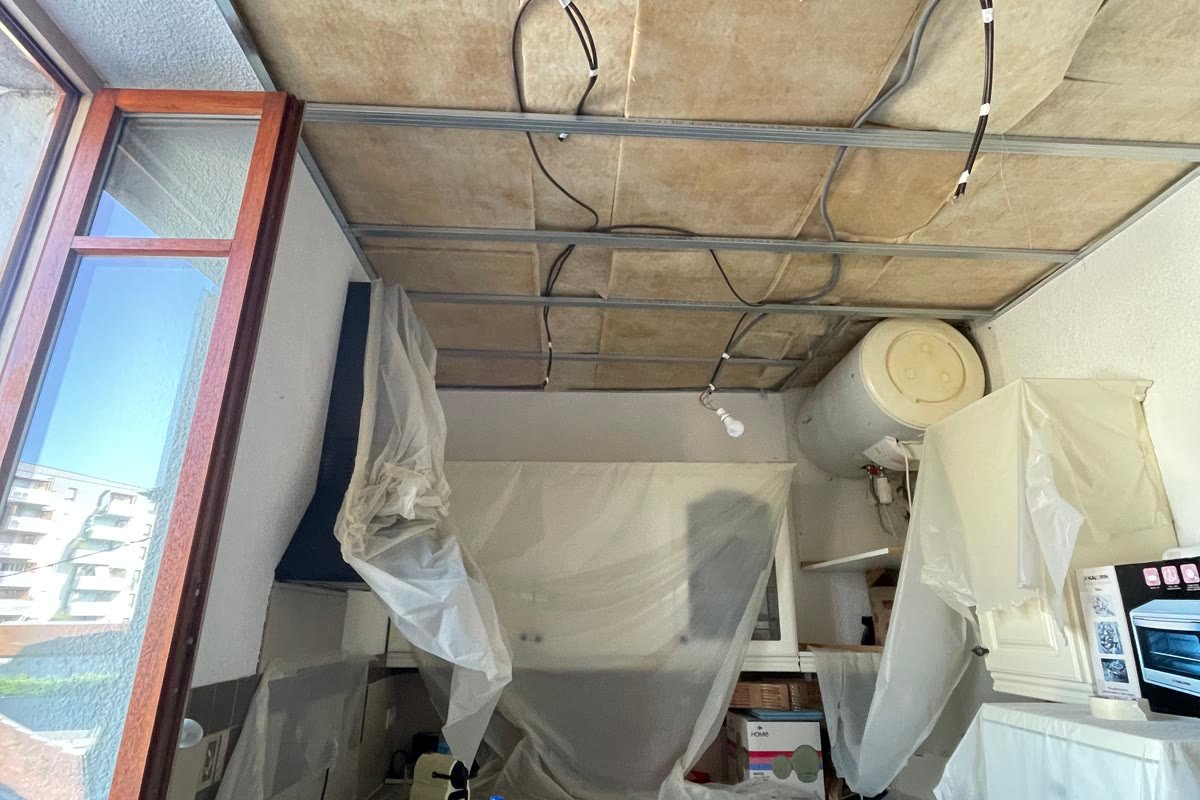 Faux plafond déposé : ossature et câblage électrique existants mis à nu