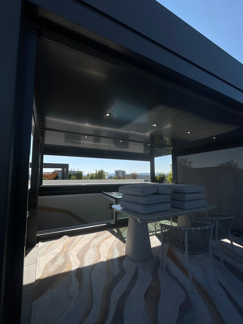 La même pergola une fois l'éclairage encastré posé et raccordé