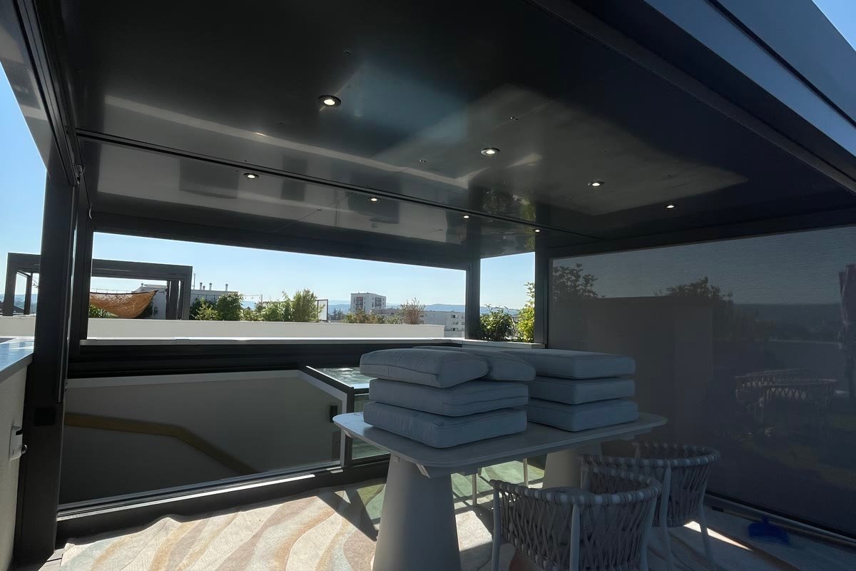 Spots encastrés dans les lames d'une pergola bioclimatique en toiture